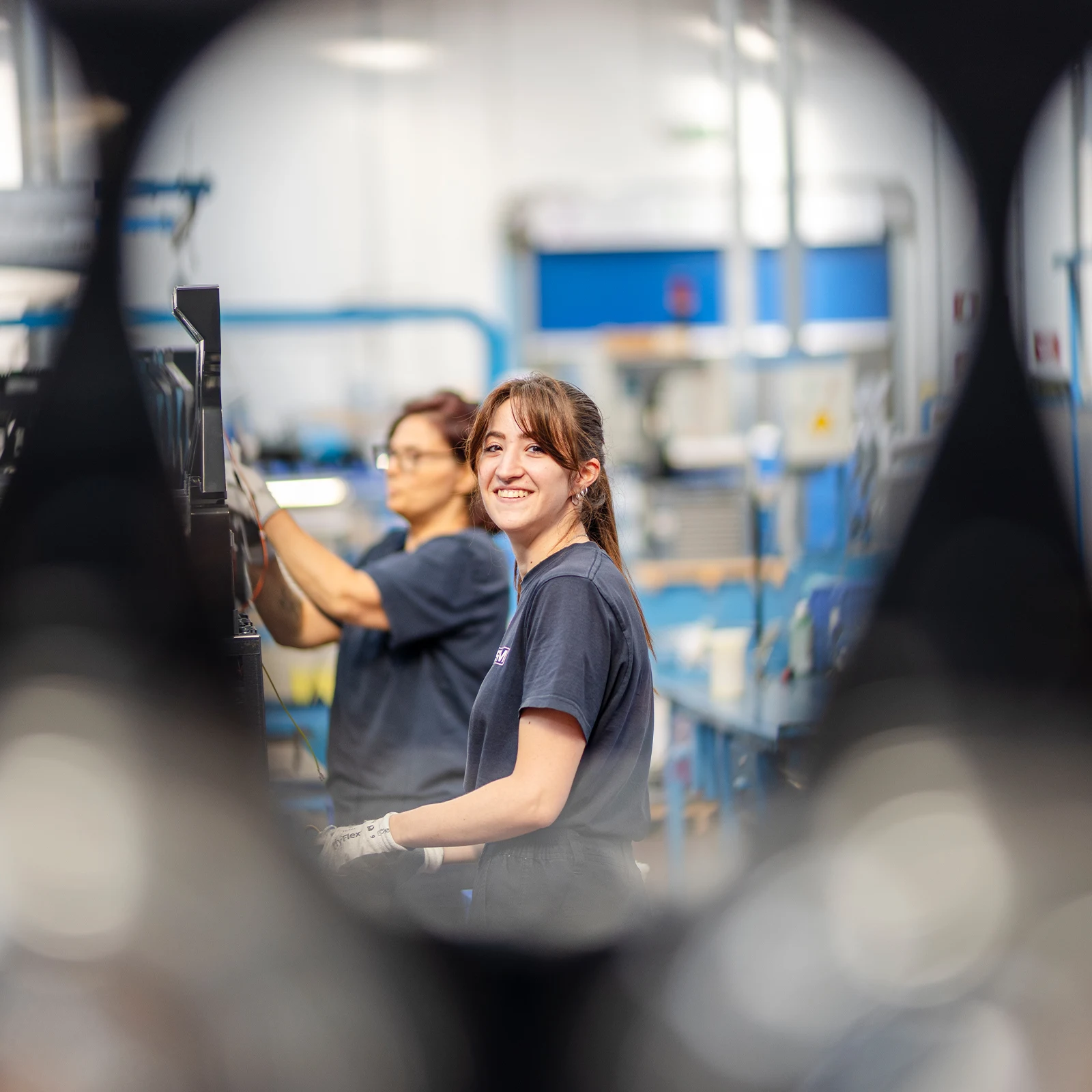 Smiling-female-worker-in-the-Spilamberto-plant-SPM-1600x1600