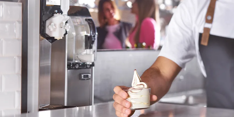 Close-up-view-of-a-barman-serving-a-soft-dessert-SPM-800x400