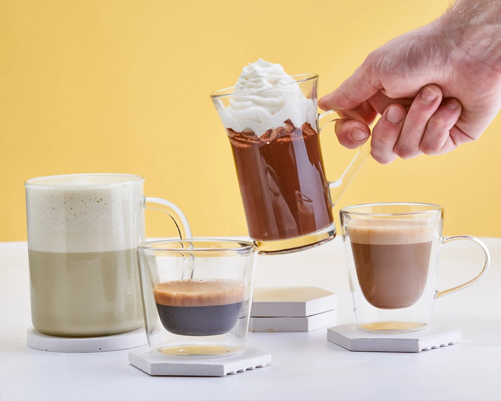 07_cappuccino-hot-chocolate-with-cream-and-coffee-served-in-glasses-hand-take-SPM-1000x800